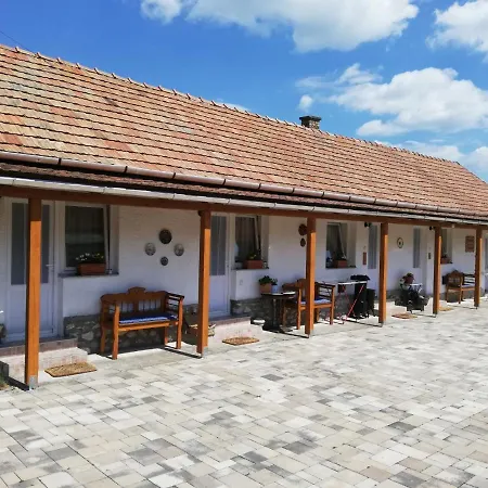 Bobita Apartmanhaz Апартаменты *
